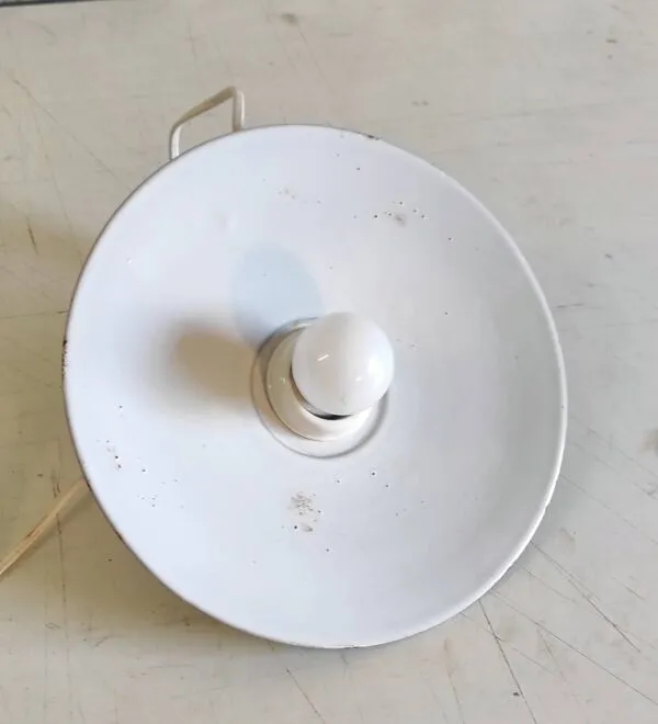 Illustration numéro 3 du produit Abat-jour industriel en métal emaillé et porcelaine - mid. XXeme