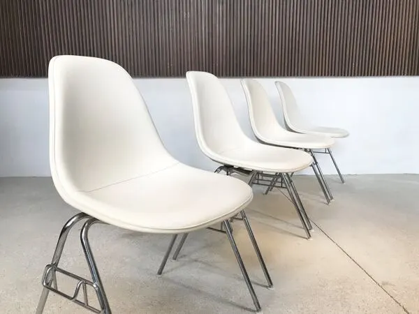 Illustration numéro 3 du produit 4 chaises par Charles et Ray Eames pour Herman Miller, années 1950