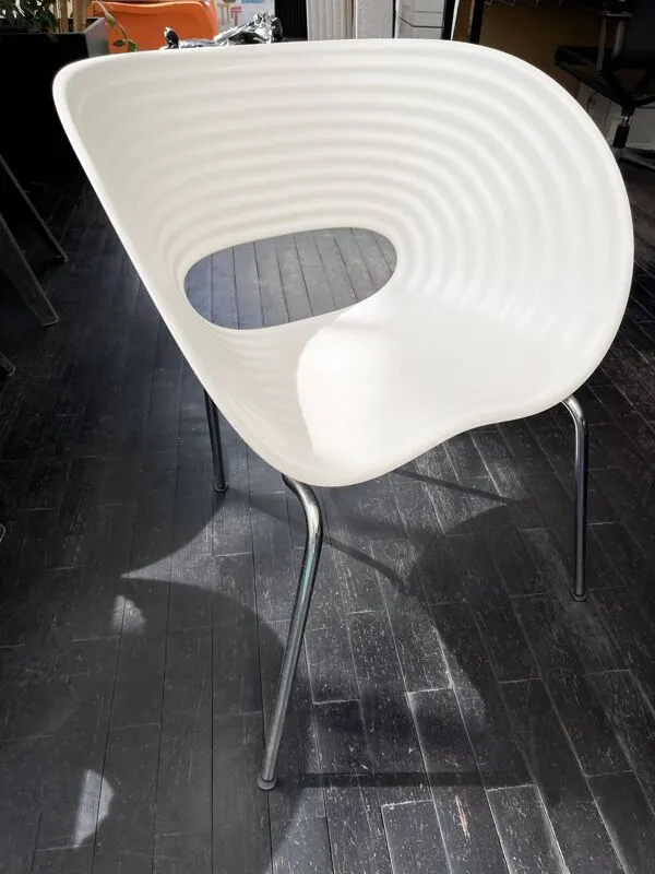 Illustration numéro 3 du produit 4 chaises Tom Vac par Ron Arad et table ronde blanche