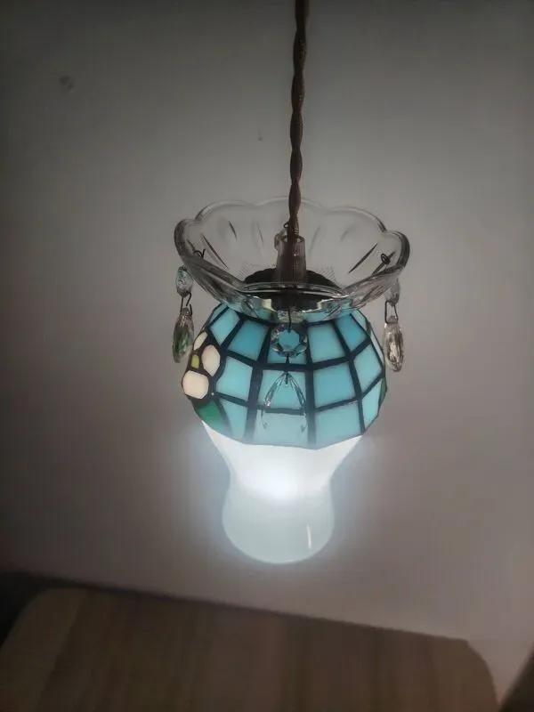 Illustration numéro 3 du produit Opaline couronnée vitrail et pampilles