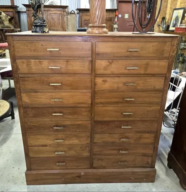 Illustration numéro 3 du produit Ancien meuble de métier à tiroirs en chêne massif époque XIXème