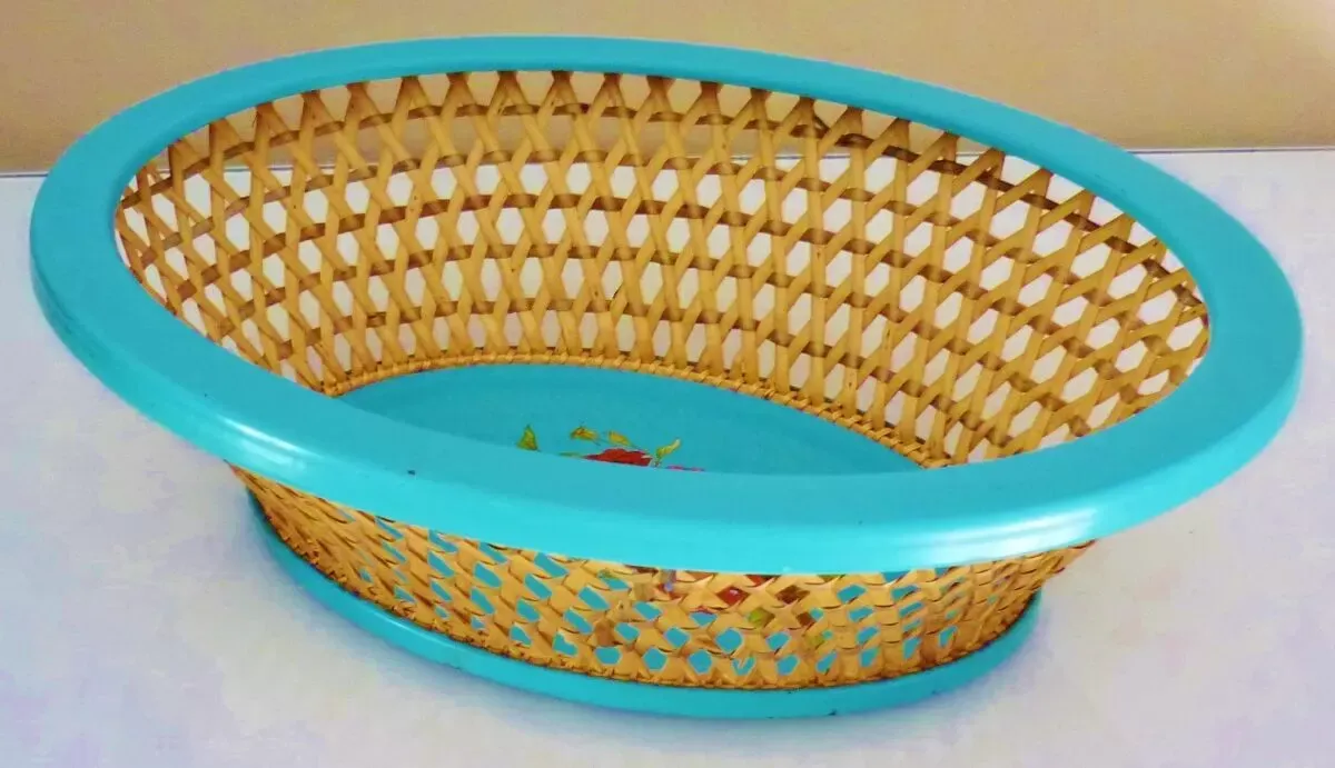 Illustration numéro 3 du produit Corbeille ancienne en tôle peinte et osier tressé, décor de roses