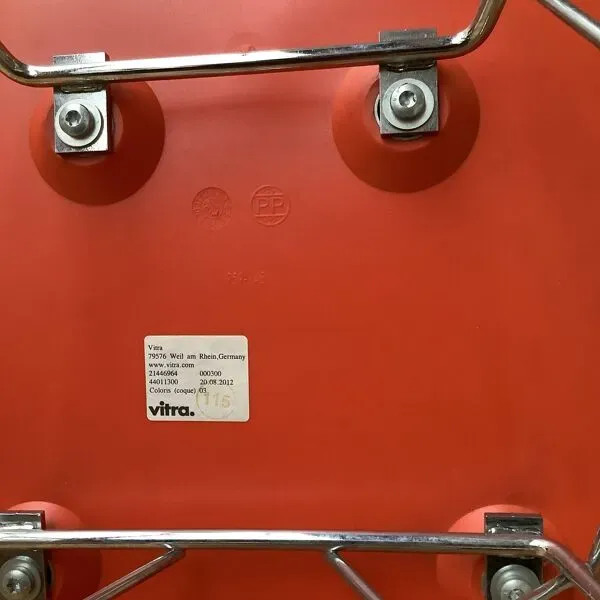 Illustration numéro 3 du produit Fauteuil à bascule de charles Eames par Vitra