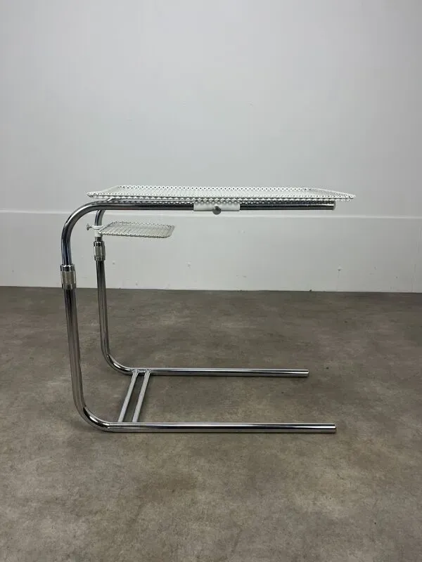 Illustration numéro 3 du produit Desserte modulable ''L'Adap-Table'' en métal perforé et chrome