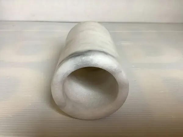 Illustration numéro 3 du produit Vase rouleau en marbre gris blanc