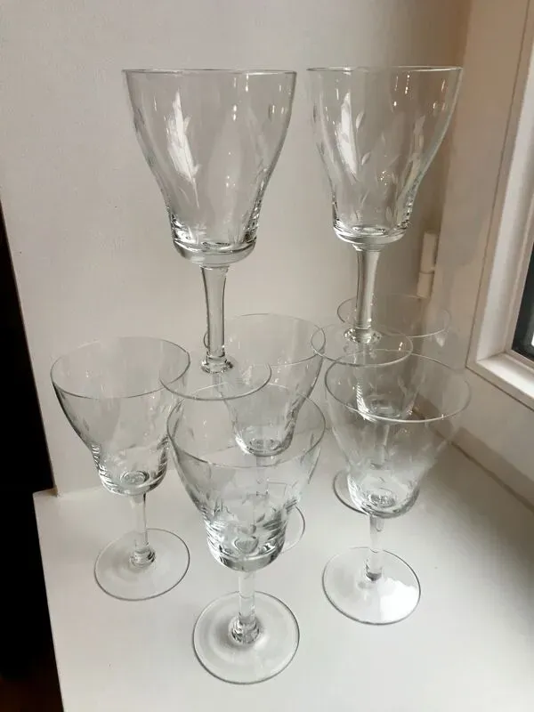Illustration numéro 3 du produit Lot de 7 verres à vin, eau en cristal gravé années 50-60