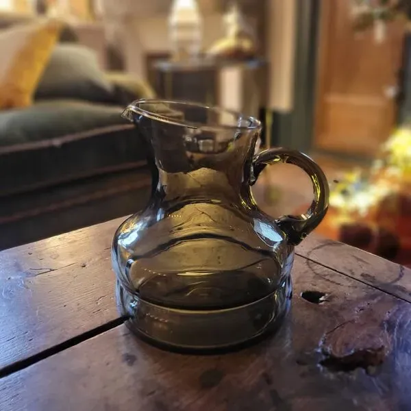 Illustration numéro 3 du produit Pichet en verre fumé – Années 70