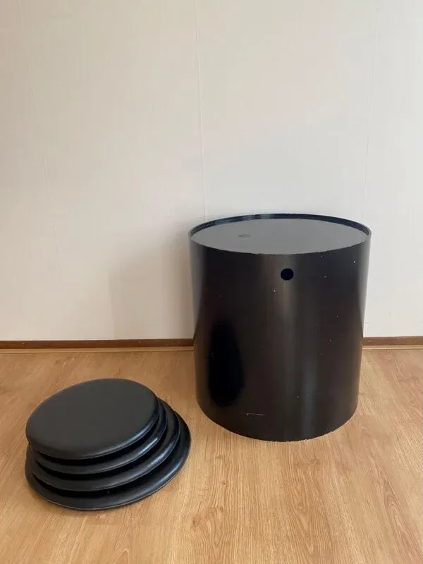 Illustration numéro 3 du produit Lot de 5 tabourets et table d’appoint par Verner Panton, 1965