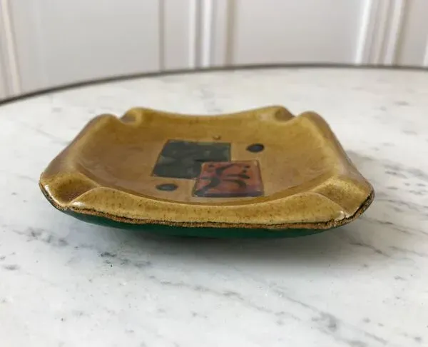 Illustration numéro 3 du produit Cendrier design abstrait en céramique et cuir années 50-60