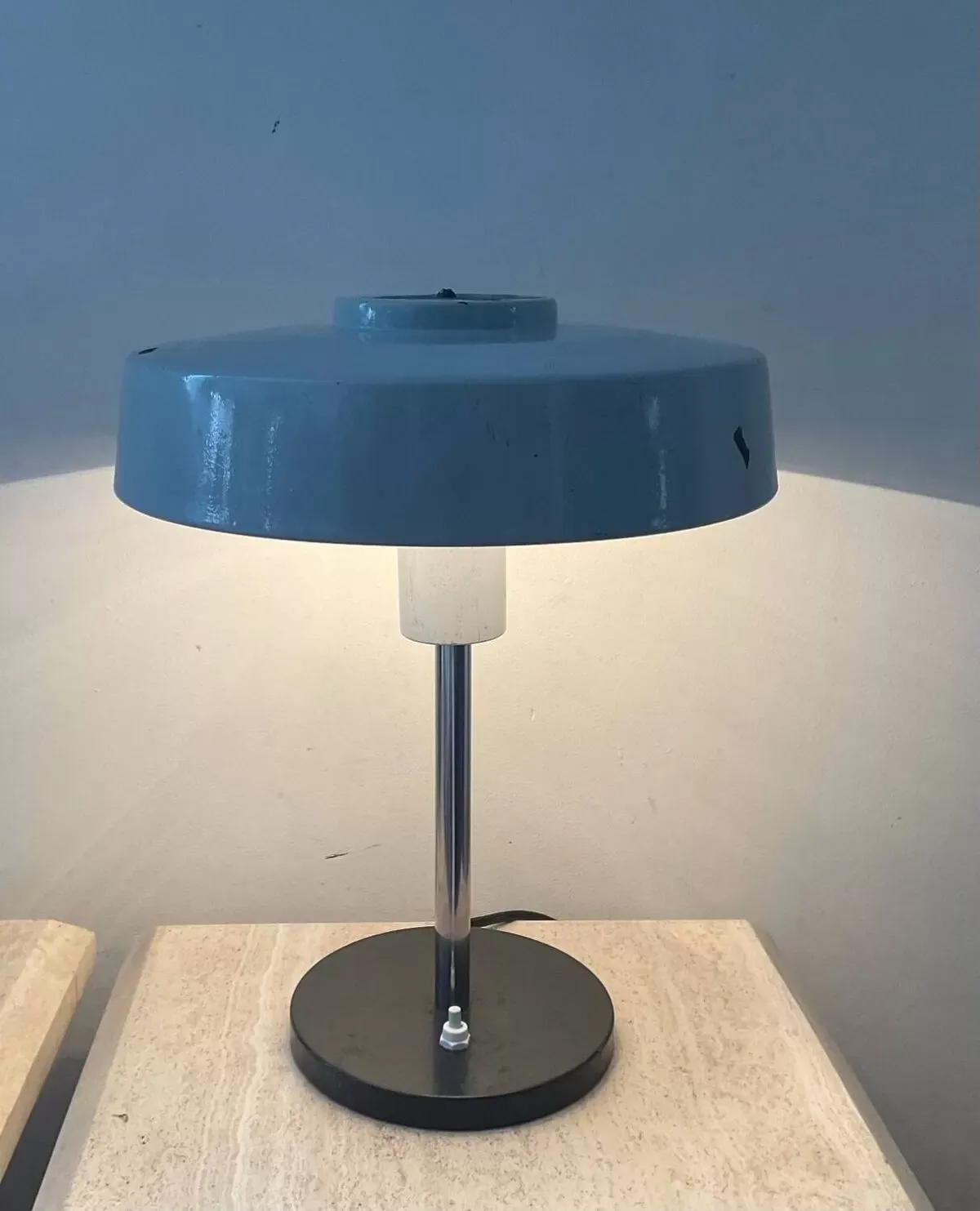 Illustration numéro 3 du produit Lampe vintage des années 50 en tôle