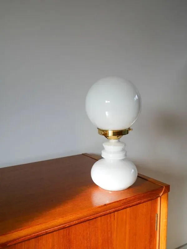Illustration numéro 3 du produit Lampe globe en opaline blanche, 1960