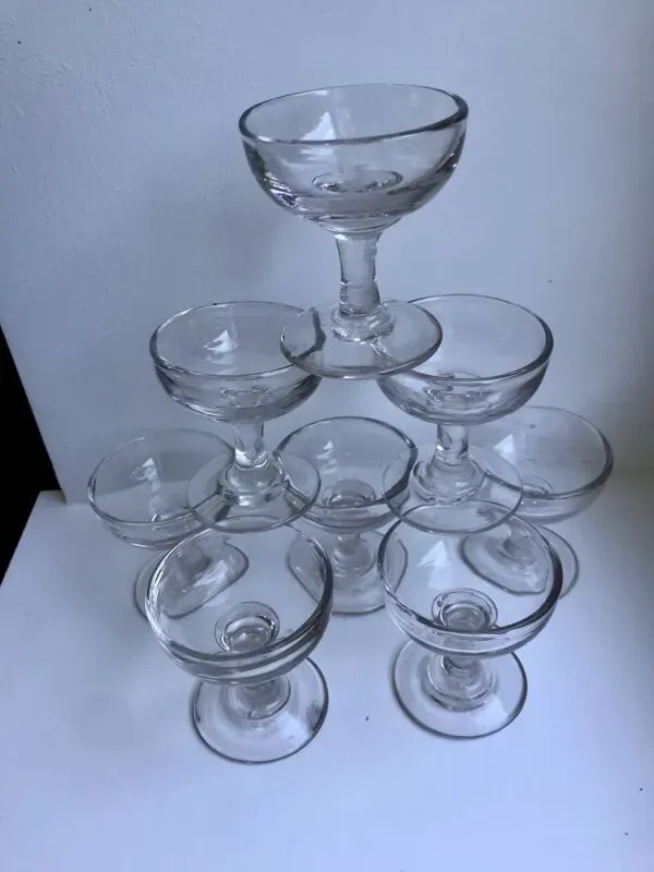 Illustration numéro 3 du produit lot de 9 petits verres à liqueur en verre moulé début XXème