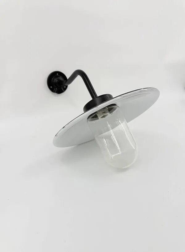 Illustration numéro 3 du produit Lampe de cour