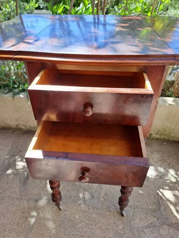 Illustration numéro 3 du produit Table d'appoint repliable pour la toilette ou se maquiller en bois massif vernissé 1920