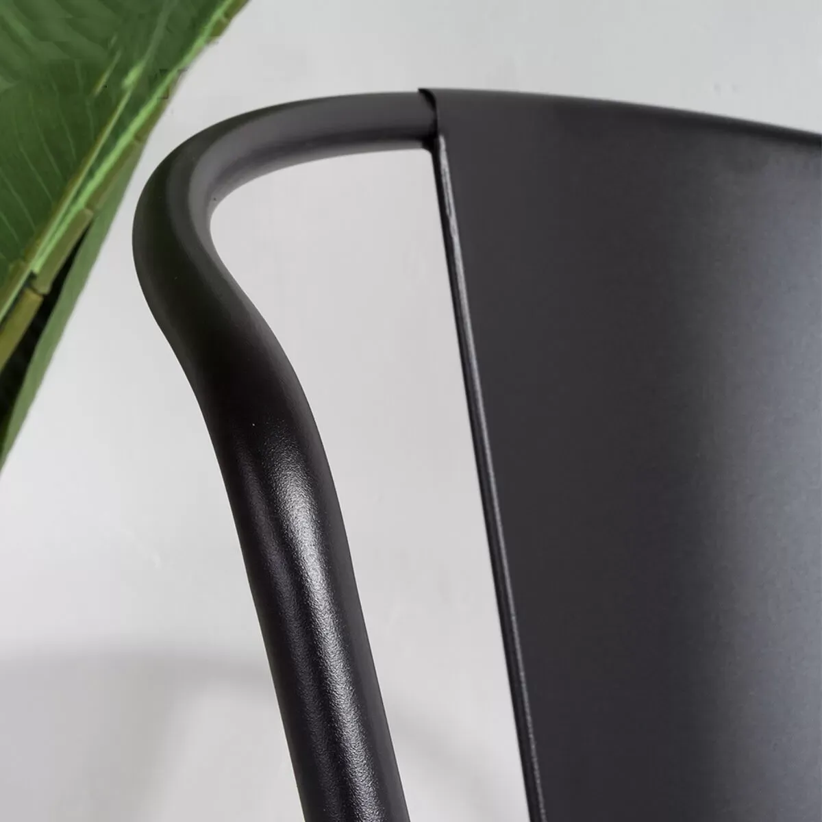 Illustration numéro 3 du produit Fauteuil noir de salle à manger avec accourdoir en métal style Industriel