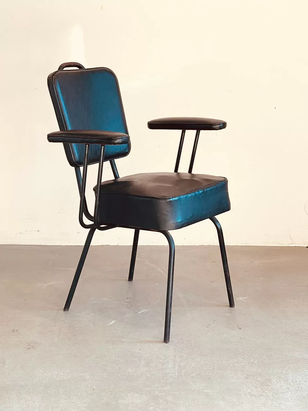 Illustration numéro 3 du produit Chaise de salle à manger