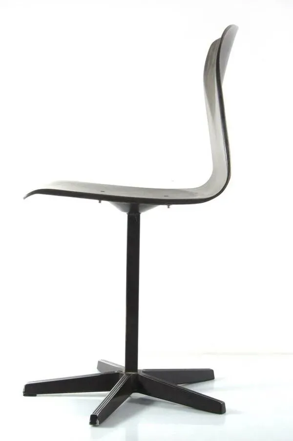 Illustration numéro 3 du produit Chaise en contreplaqué vintage des années soixante Pagholz