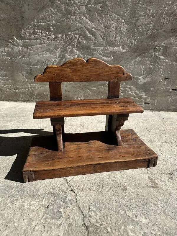 Illustration numéro 3 du produit Banc d'école sur estrade