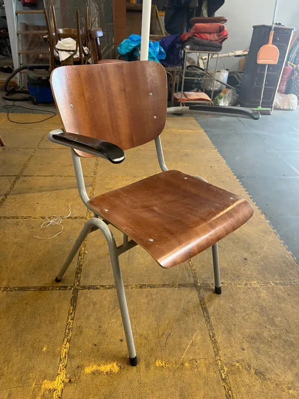 Illustration numéro 3 du produit Lot de 14 chaises d’école scandinaves