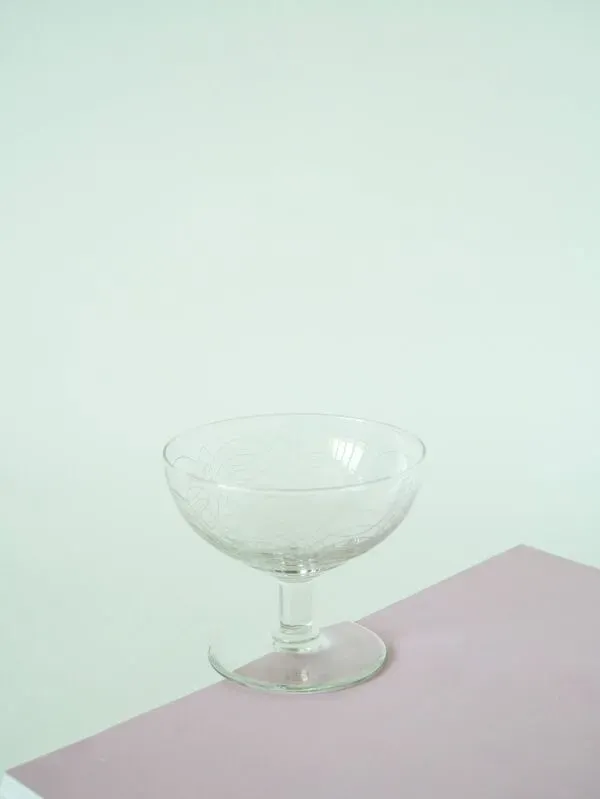 Illustration numéro 3 du produit Lot de 4 coupes à champagne en cristal gravé, motifs arabesques, 1950