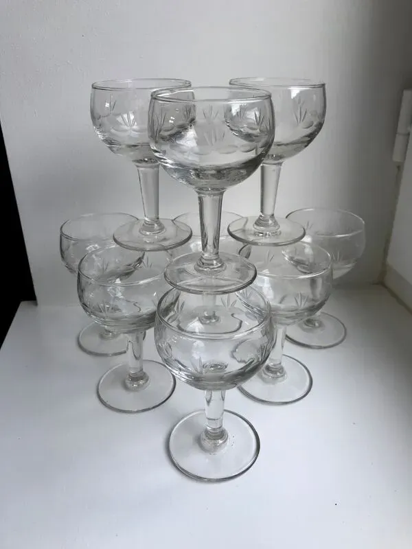 Illustration numéro 3 du produit Lot de 8 verres à vin en cristal gravé années 40-50