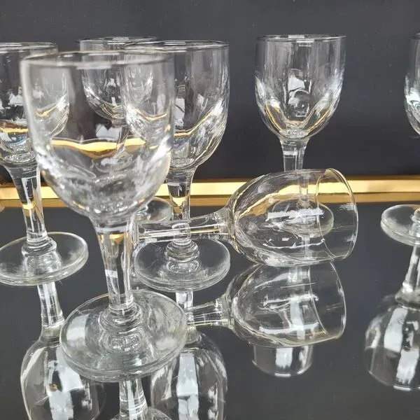 Illustration numéro 3 du produit 7 verres à pied anciens en verre soufflé – années 1930–1950