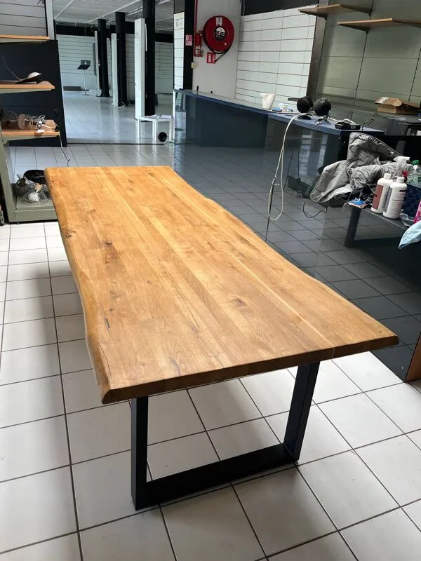 Illustration numéro 3 du produit Table en chêne massif