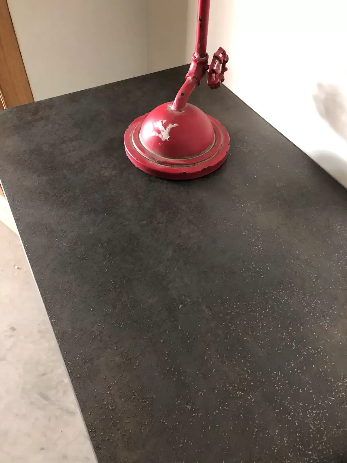 Illustration numéro 3 du produit Console industrielle en métal et céramique