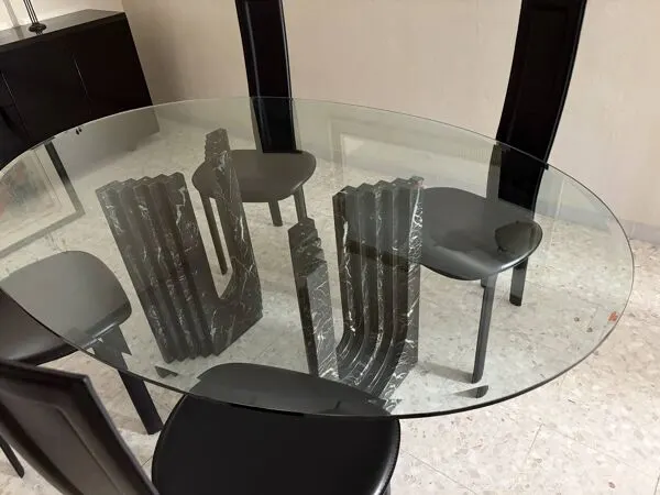 Illustration numéro 3 du produit Table à manger  Marbre cattelan  avec 4 chaises