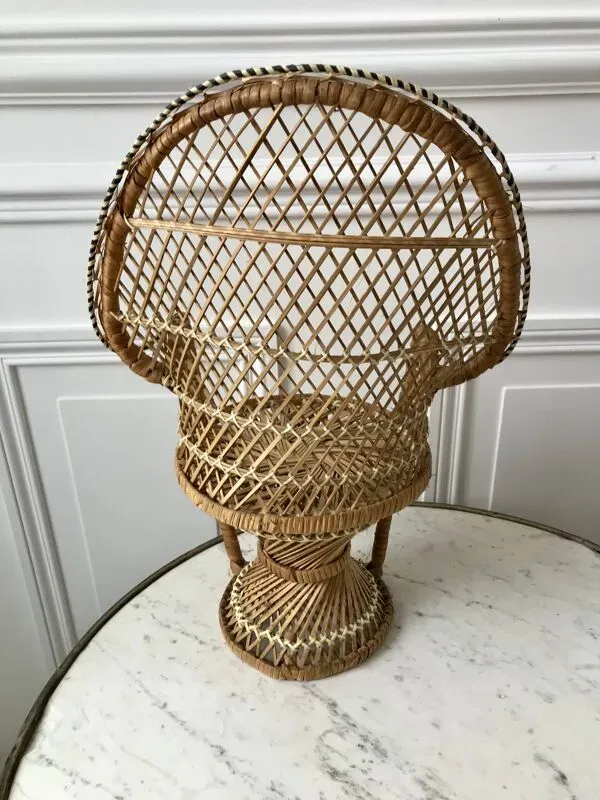 Illustration numéro 3 du produit fauteuil de poupée en osier et rotin type Emmanuelle années 60
