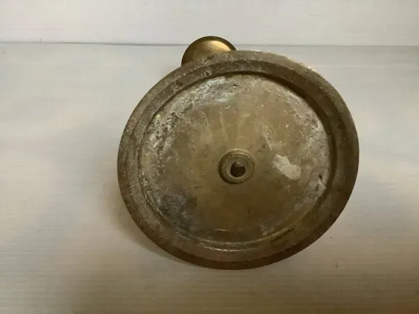 Illustration numéro 3 du produit Bougeoir soleil en laiton