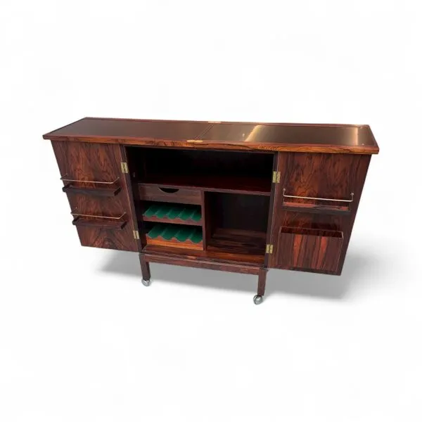 Illustration numéro 3 du produit Bar de Torbjorn Afdal pour Bruksbo