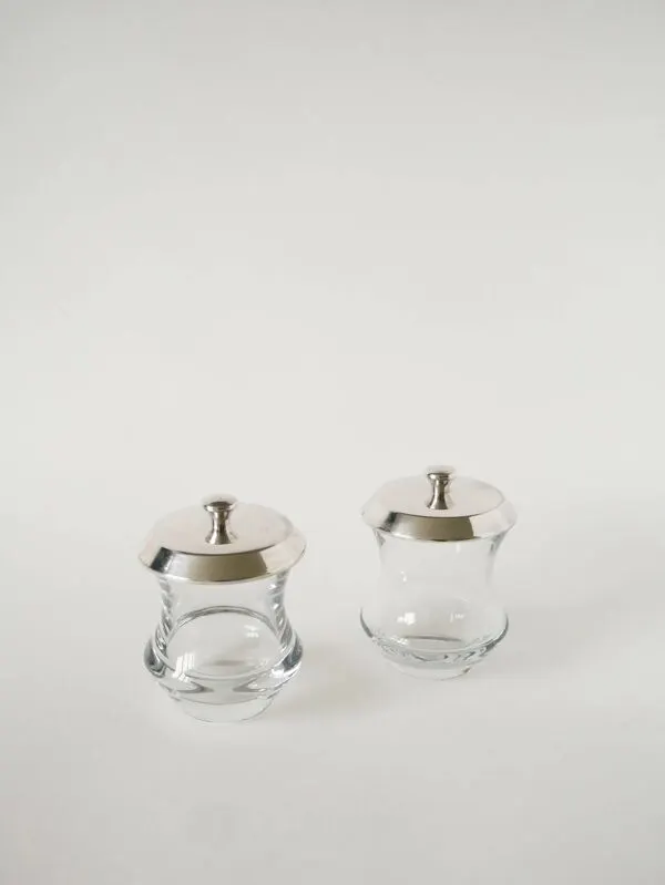 Illustration numéro 3 du produit Duo de pots à condiments en cristal et métal argenté, Saint Hilaire, 1960
