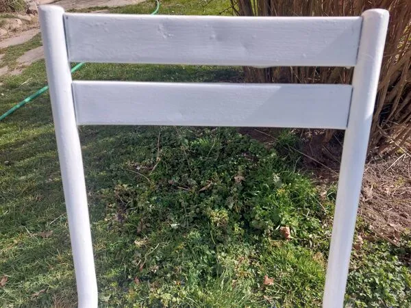 Illustration numéro 3 du produit Paire de chaises blanches en métal, style Tolix