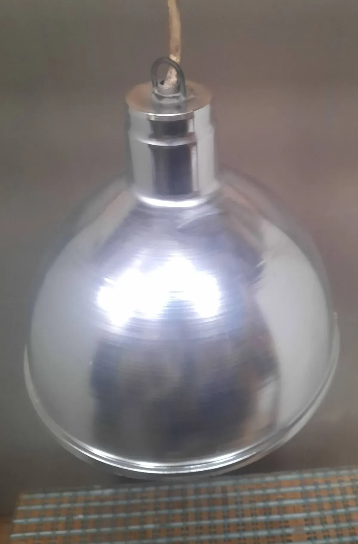 Illustration numéro 3 du produit Lampe industrielle en inox