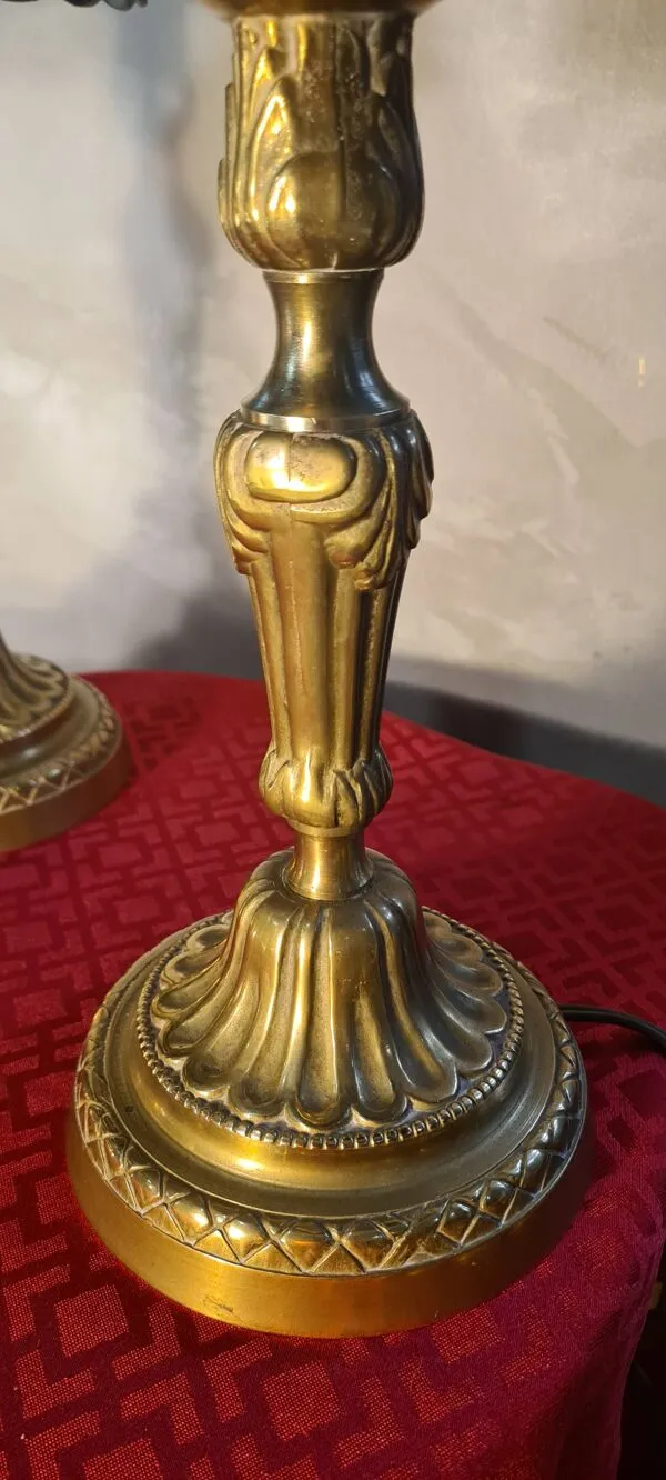 Illustration numéro 3 du produit paire lampe bronze ancienne , abat jour verre vitrail
