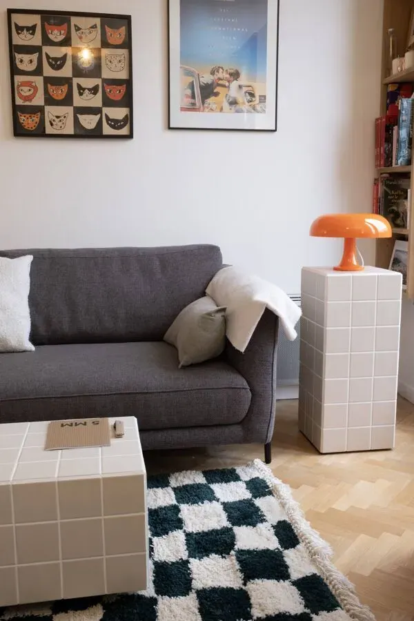 Illustration numéro 3 du produit Colonne, table d'appoint en carreaux de céramique ivoire