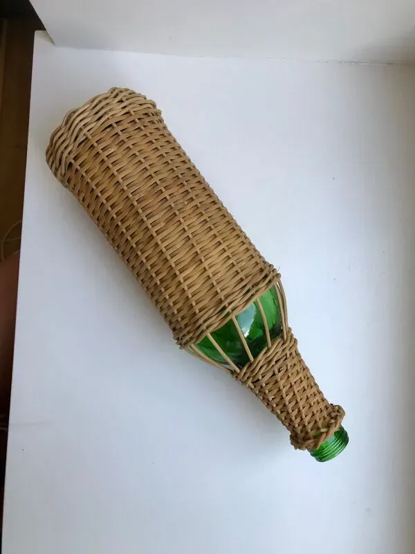 Illustration numéro 3 du produit bouteille entourée de rotin années 70