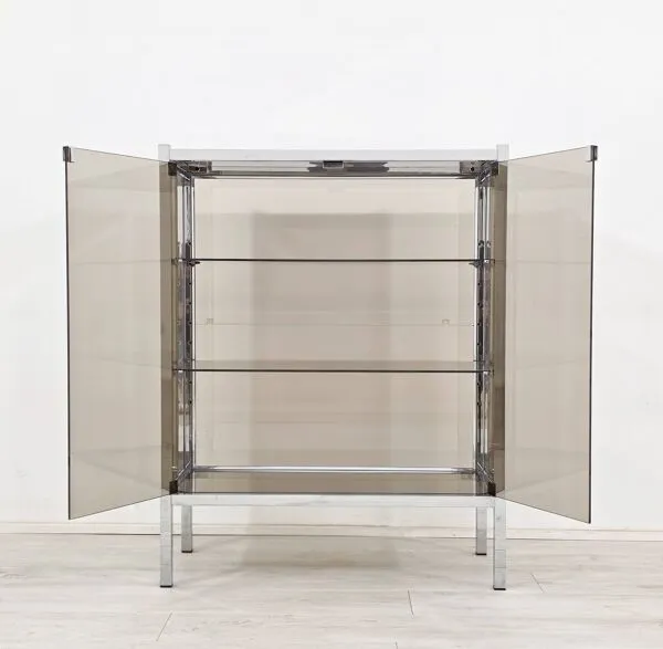Illustration numéro 3 du produit Meuble vitrine en métal chromé et verre fumé – design moderniste, années 19