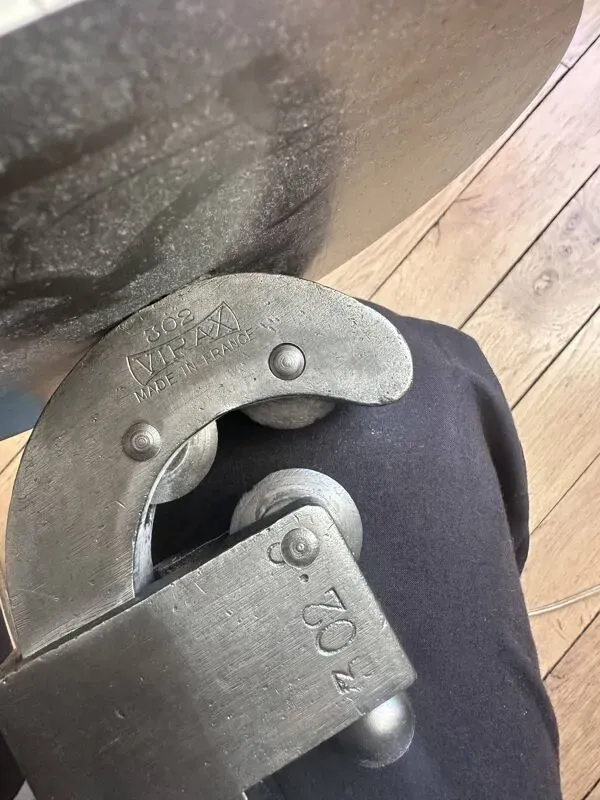 Illustration numéro 3 du produit Lampe de style industriel realisée a partir d'un ancien outil de menuisier