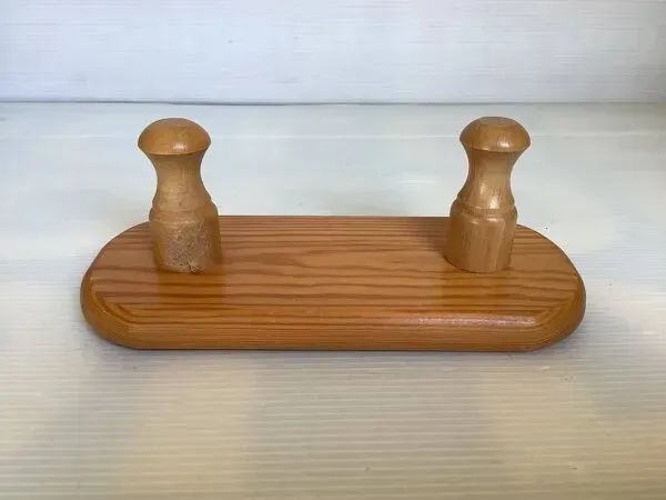 Illustration numéro 3 du produit Petit porte manteau en bois deux patères
