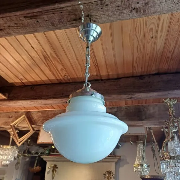 Illustration numéro 3 du produit Lustre en opaline blanche 1940