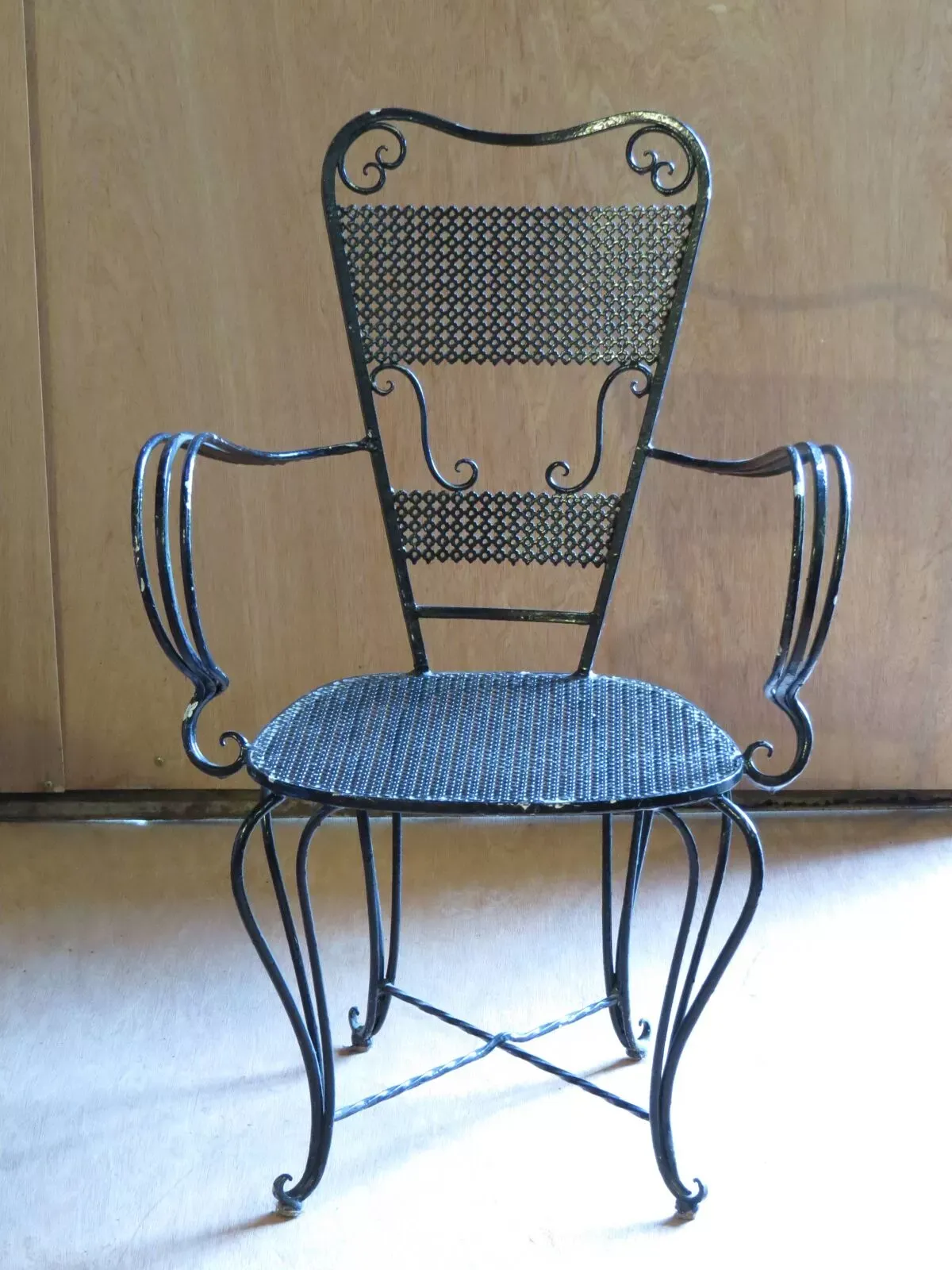 Illustration numéro 3 du produit Fauteuil en fer forgé style 1900 laqué noir