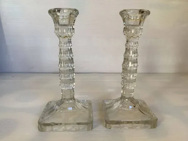 Illustration numéro 3 du produit Paire de bougeoirs haut en forme de fleur base carrée