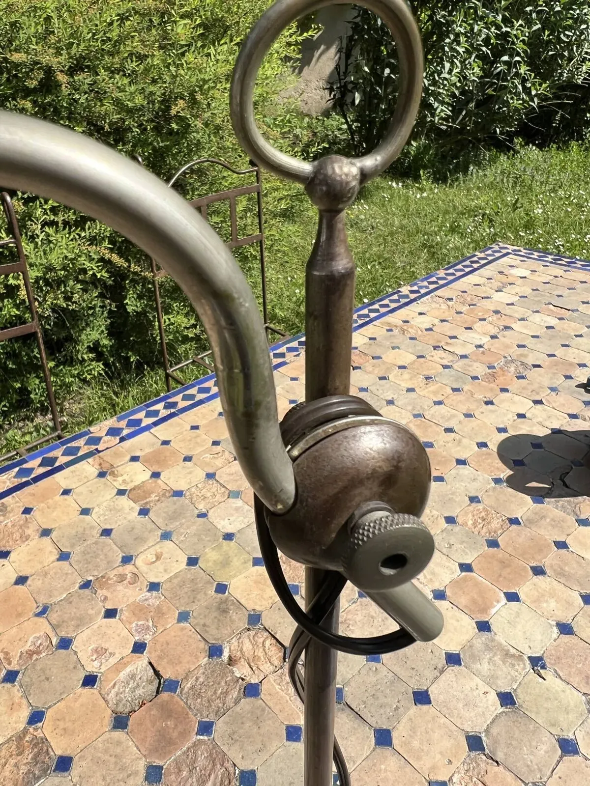 Illustration numéro 3 du produit Lampe de bureau articulée industrielle vintage en métal patiné