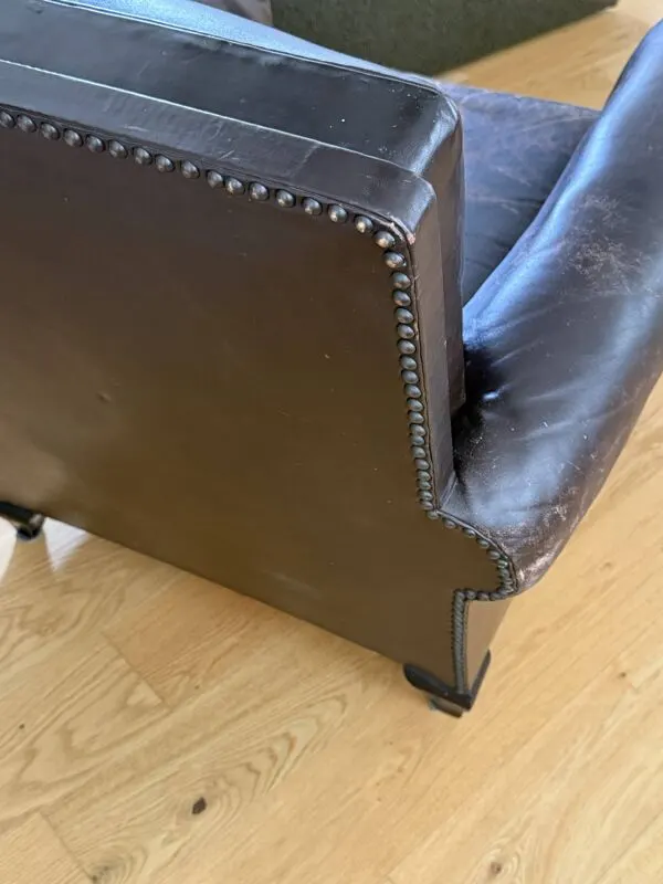 Illustration numéro 3 du produit Fauteuil club d’époque en cuir