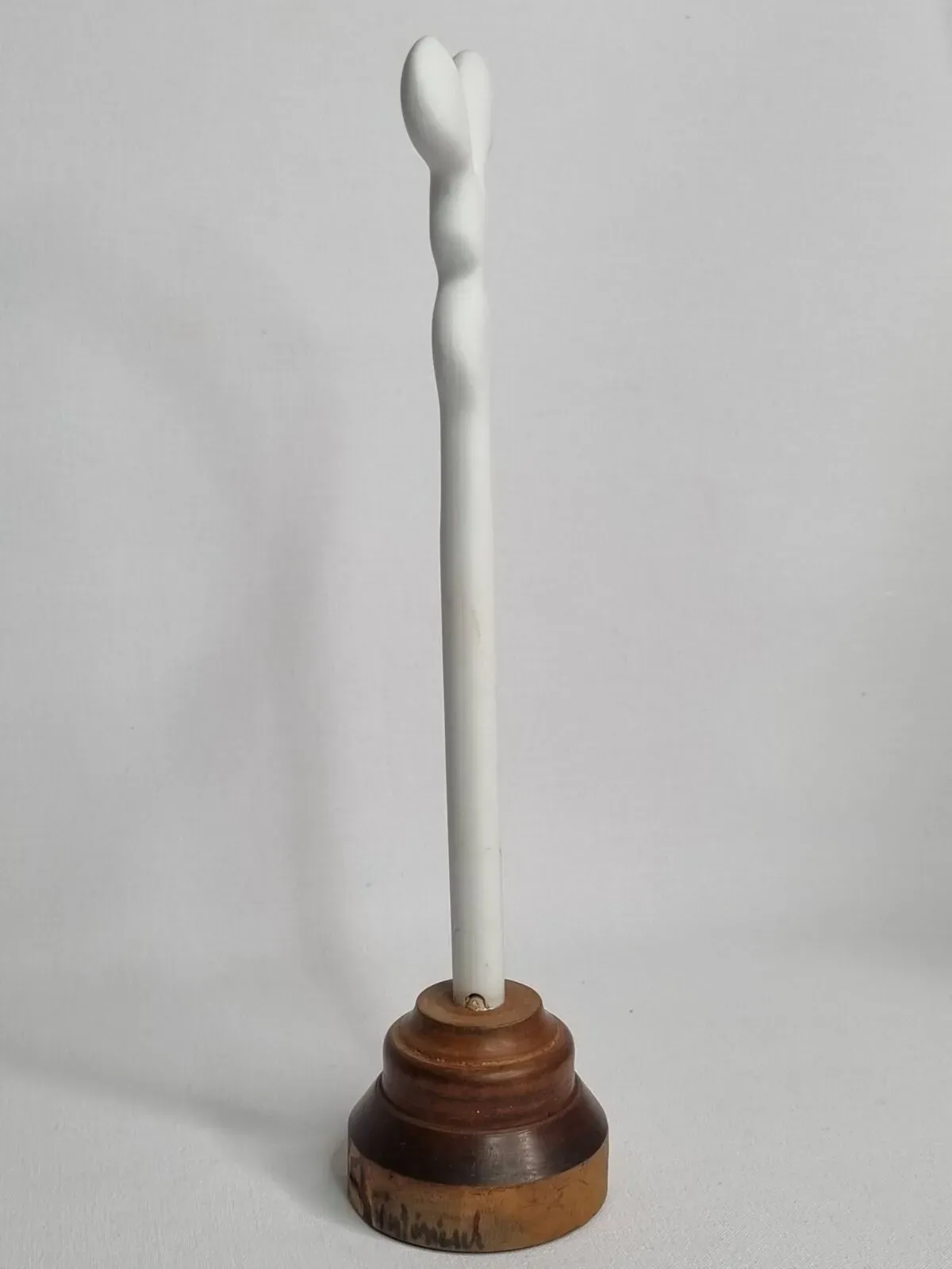 Illustration numéro 3 du produit Sculpture d’inspiration biomorphique, sur socle en bois industriel, 27 cm