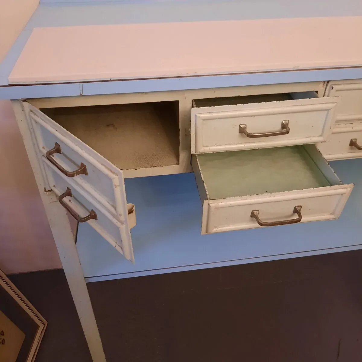 Illustration numéro 3 du produit Meuble console de dentiste 1950