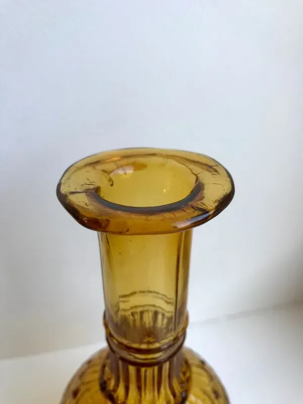 Illustration numéro 3 du produit Carafe ambrée en verre moulé et soufflé années 50