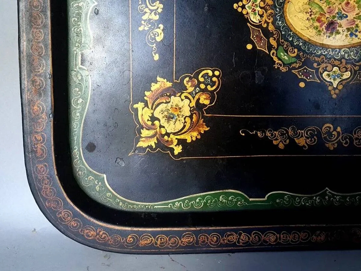 Illustration numéro 3 du produit Grand plateau Napoléon III métal noir peint décor floral. 72x57 cm Bel état B795